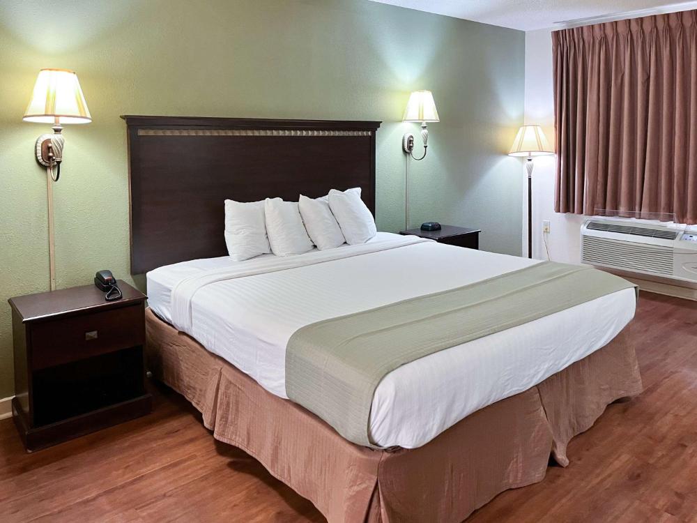 King Room - Non-Smoking interior